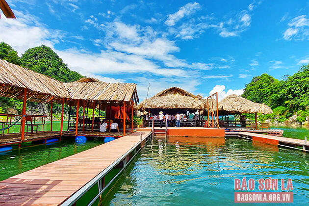 Nhà hàng nổi Vịnh Uy Phong 2
